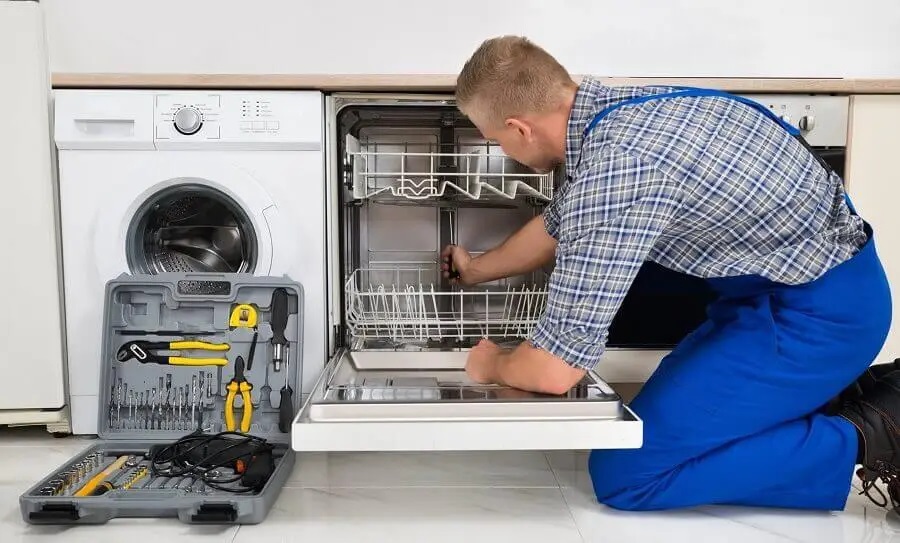 Karamürsel Gaggenau servisi teknisyen ekibi beyaz eşya tamiri yaparken